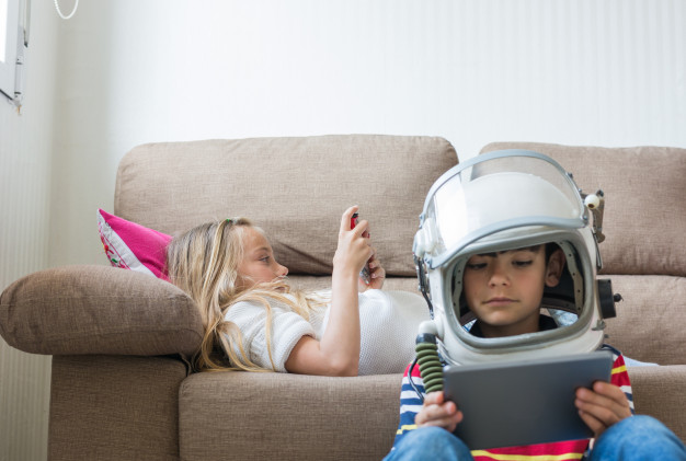 Niños jugando con sus dispositivos móviles